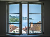 Sprossenfenster mit Aussicht auf Bodensee